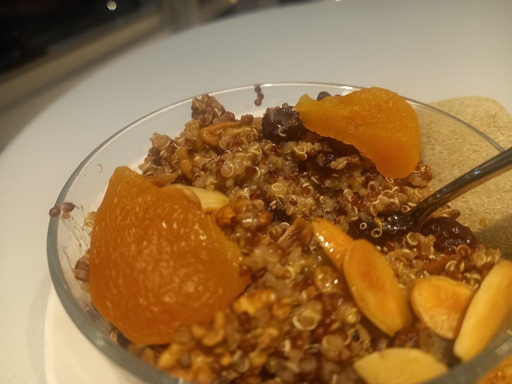 Тарелка гранолы с сухофруктами и орехами