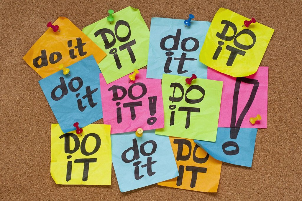Стикеры с надписью «Do it» на доске