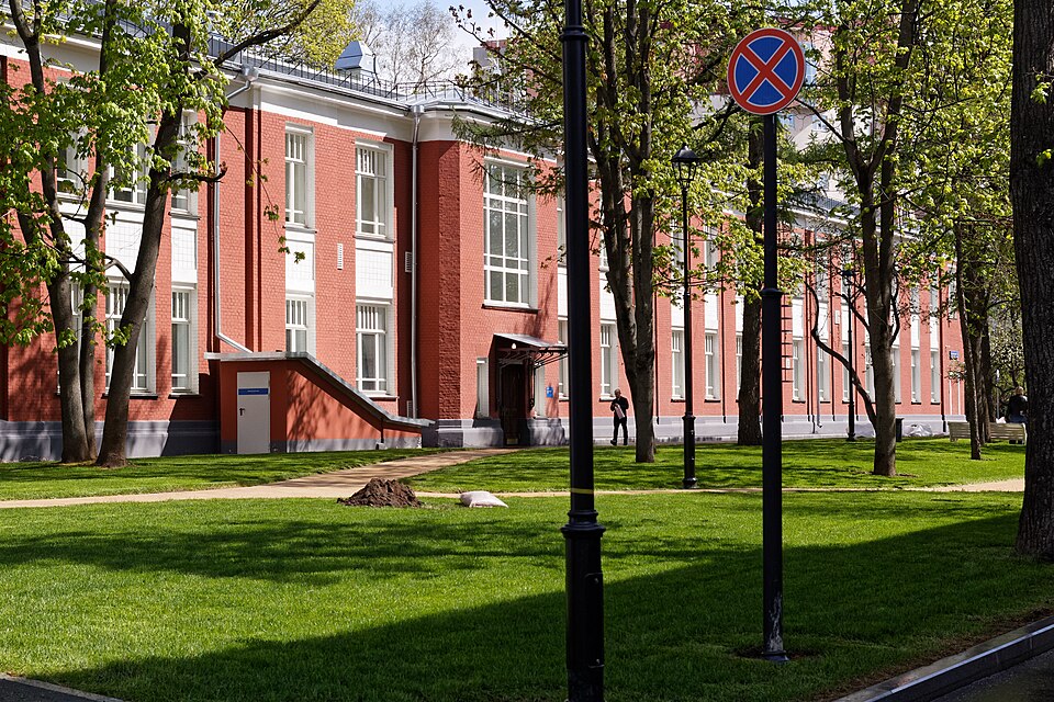 Территория больницы имени Боткина в Москве